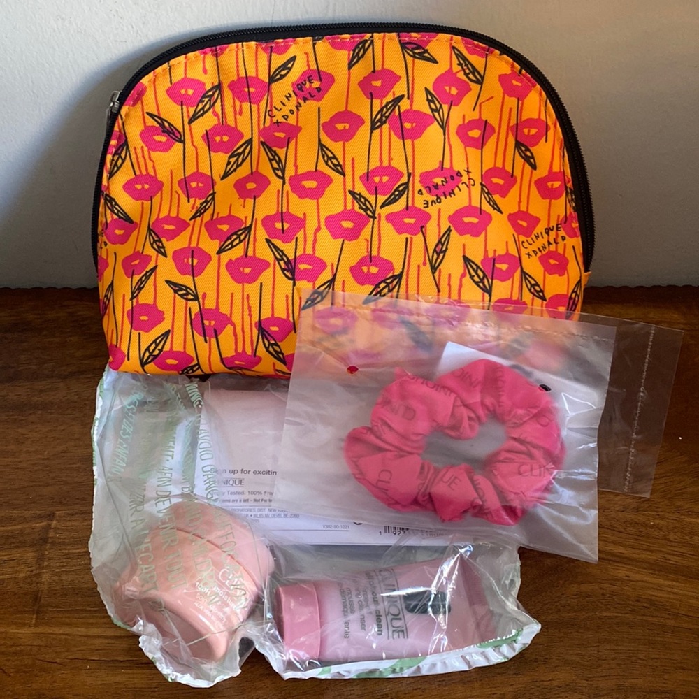 New NWT Clinique x Donald Robertson Moisture Surge Skincare Travel Bag Set